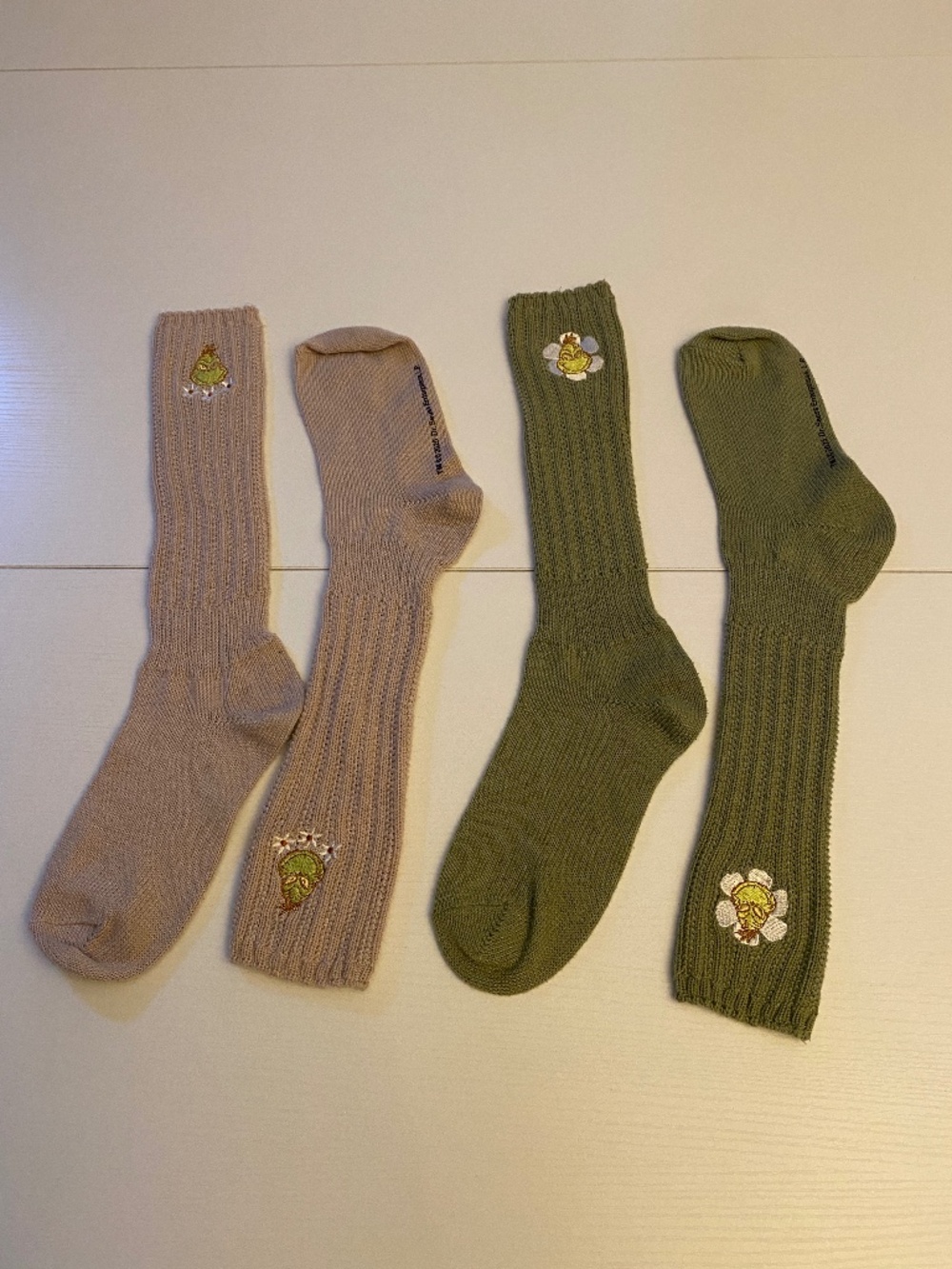 Dr. Seuss The Grinch Embroidered Ribbed Crew Socks Set 2 Pairs Women’s O/S - Picture 8 of 8